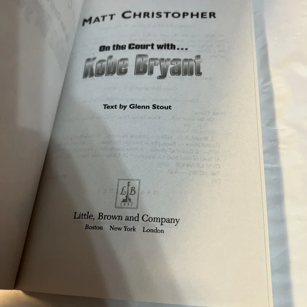 On the Court with ... Kobe Bryant by Matt Christopher (2001, Trade Paperback)